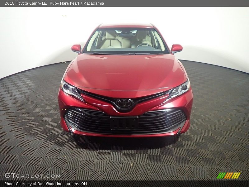 Ruby Flare Pearl / Macadamia 2018 Toyota Camry LE