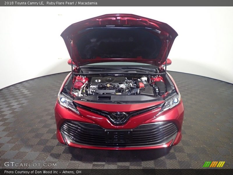 Ruby Flare Pearl / Macadamia 2018 Toyota Camry LE