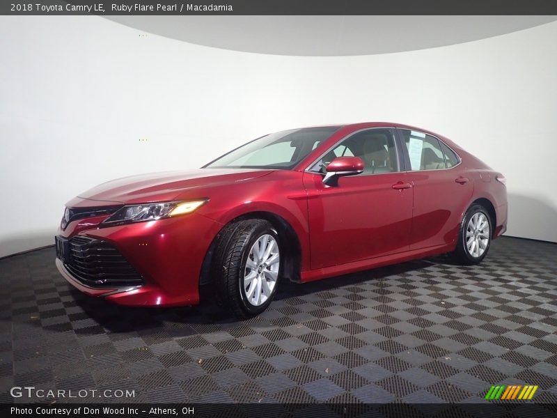 Ruby Flare Pearl / Macadamia 2018 Toyota Camry LE