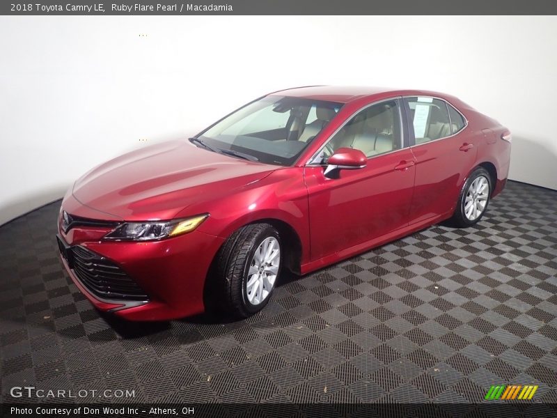 Ruby Flare Pearl / Macadamia 2018 Toyota Camry LE