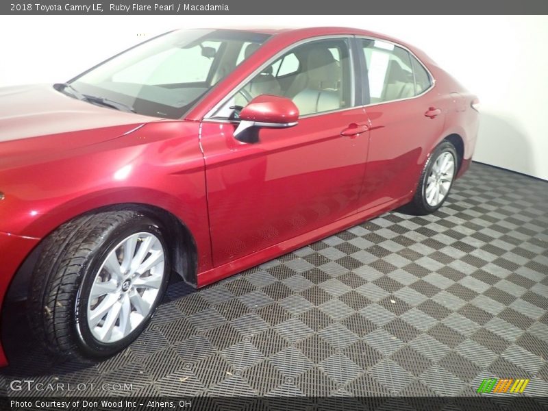 Ruby Flare Pearl / Macadamia 2018 Toyota Camry LE