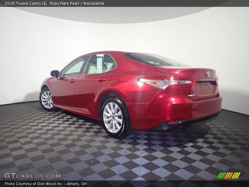 Ruby Flare Pearl / Macadamia 2018 Toyota Camry LE