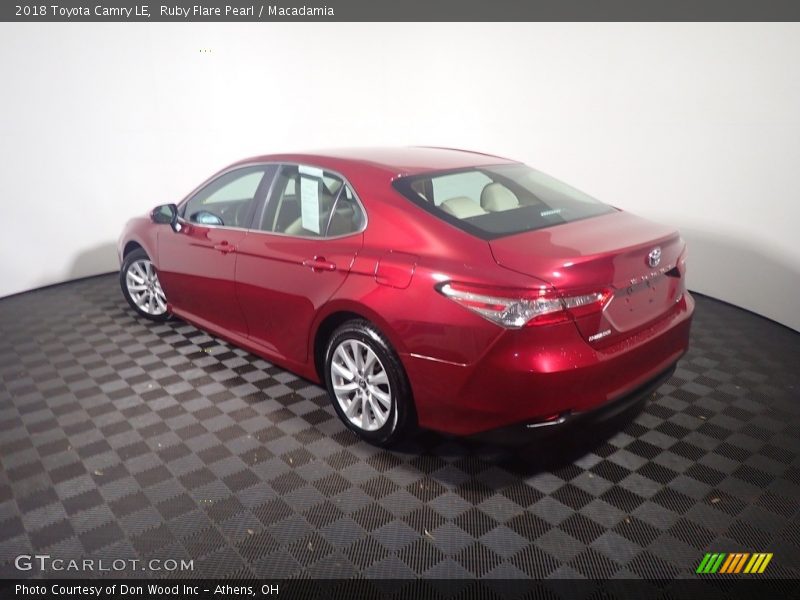 Ruby Flare Pearl / Macadamia 2018 Toyota Camry LE