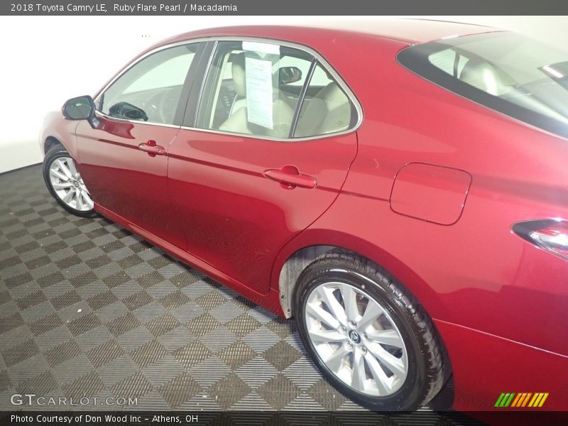 Ruby Flare Pearl / Macadamia 2018 Toyota Camry LE
