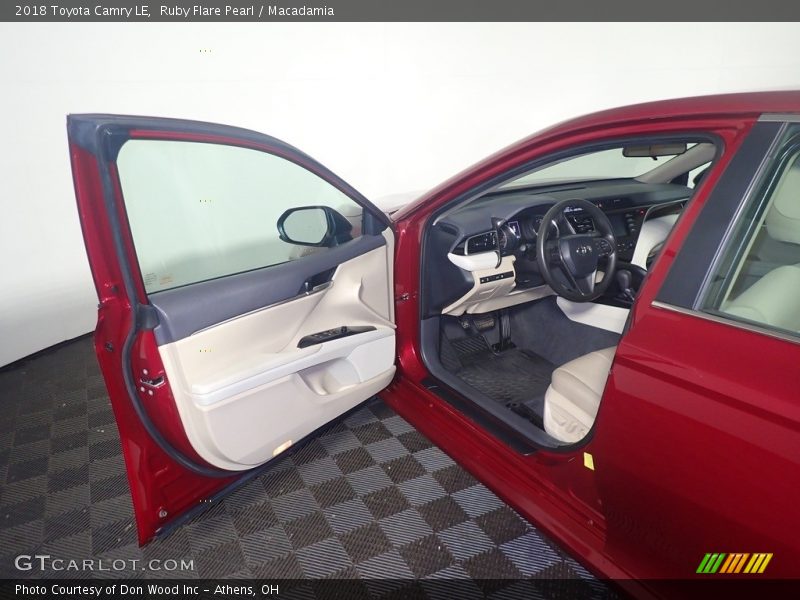 Ruby Flare Pearl / Macadamia 2018 Toyota Camry LE