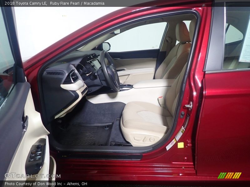 Ruby Flare Pearl / Macadamia 2018 Toyota Camry LE