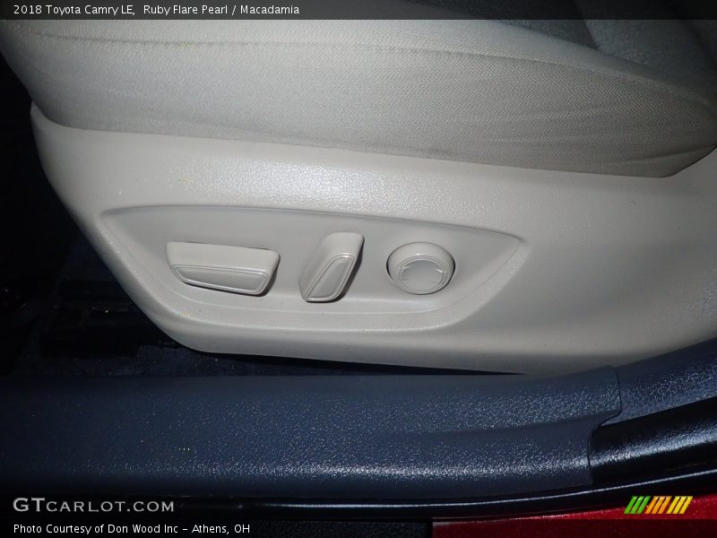Ruby Flare Pearl / Macadamia 2018 Toyota Camry LE