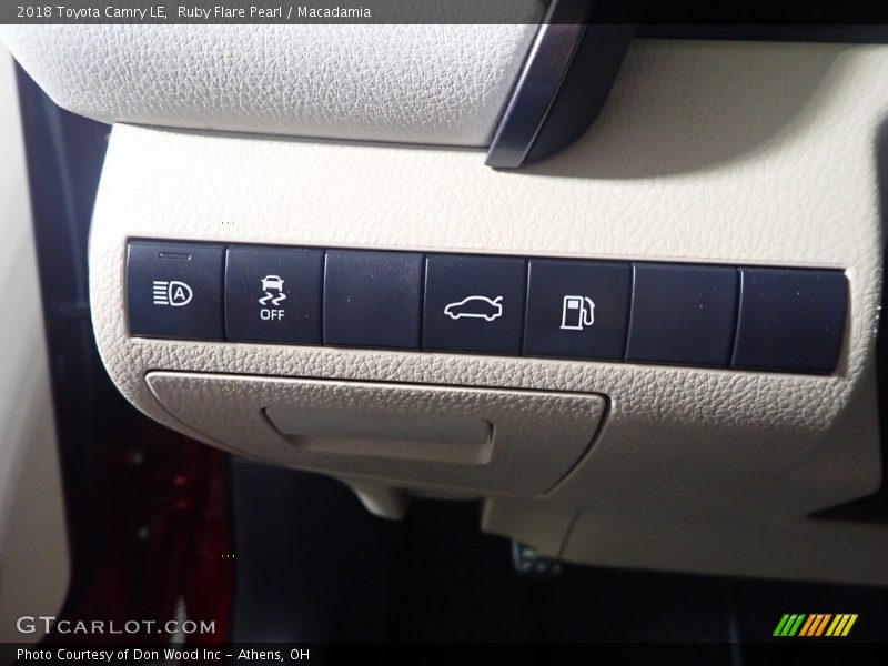 Ruby Flare Pearl / Macadamia 2018 Toyota Camry LE