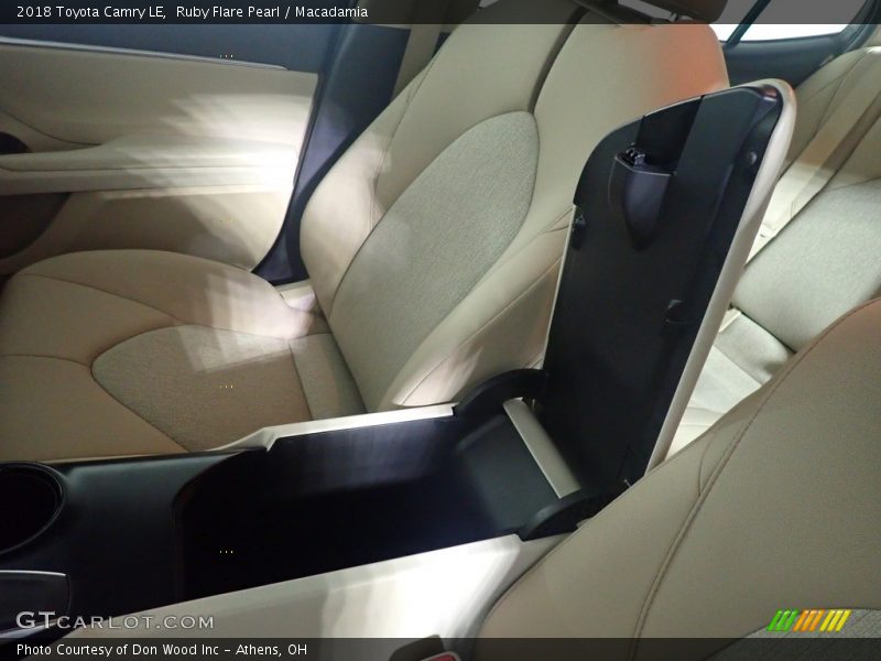 Ruby Flare Pearl / Macadamia 2018 Toyota Camry LE