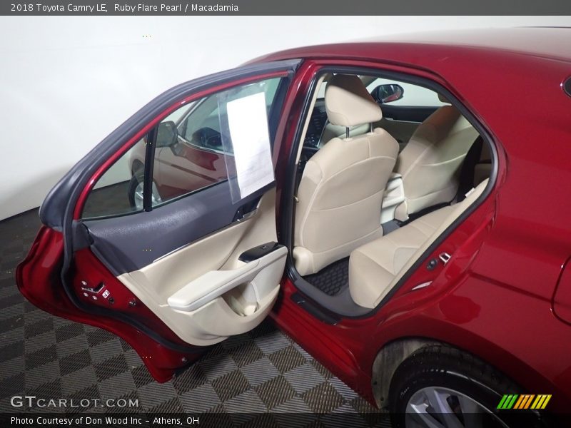 Ruby Flare Pearl / Macadamia 2018 Toyota Camry LE