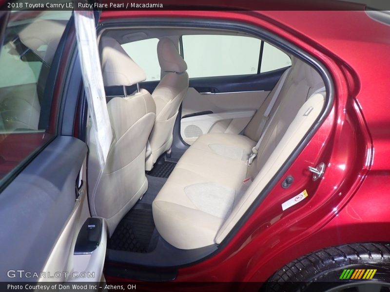 Ruby Flare Pearl / Macadamia 2018 Toyota Camry LE