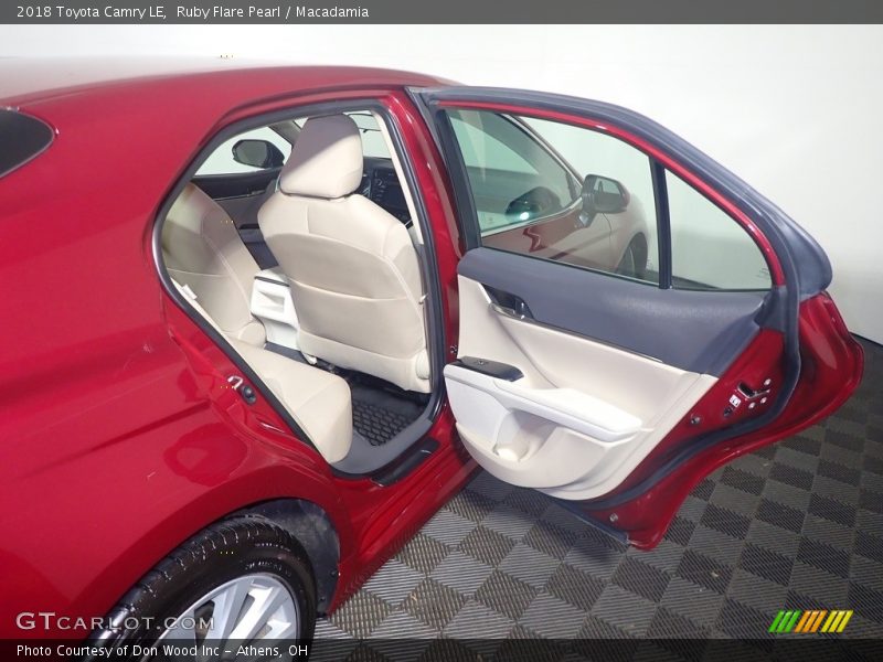 Ruby Flare Pearl / Macadamia 2018 Toyota Camry LE