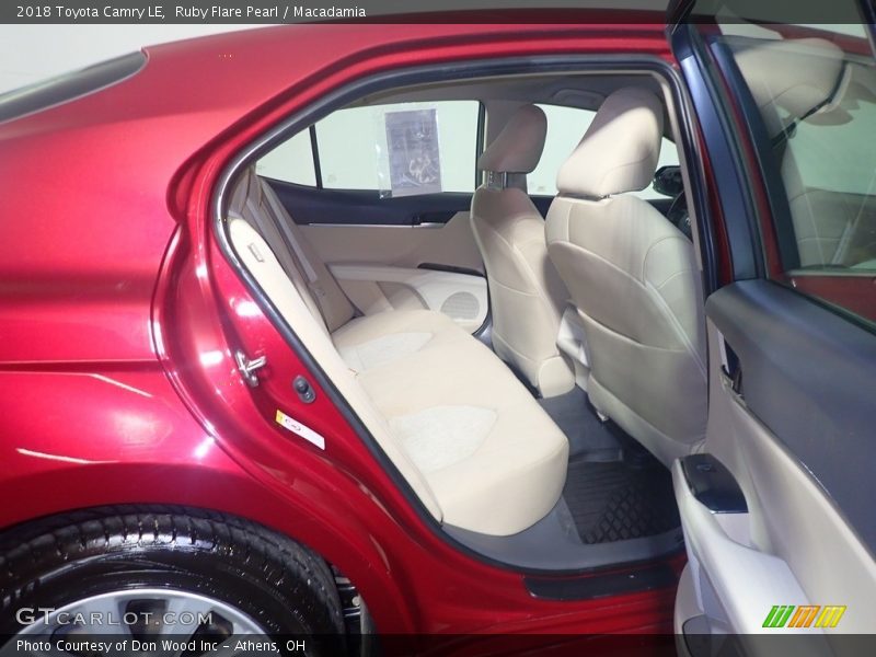 Ruby Flare Pearl / Macadamia 2018 Toyota Camry LE