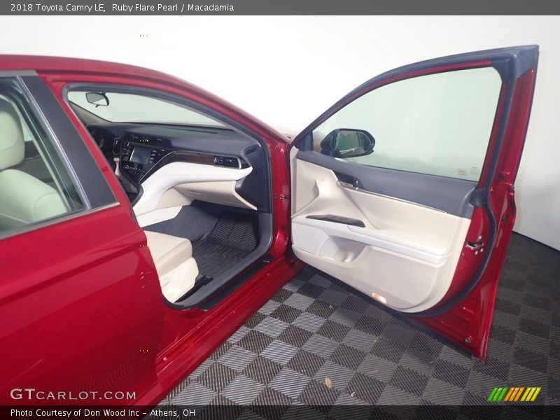 Ruby Flare Pearl / Macadamia 2018 Toyota Camry LE
