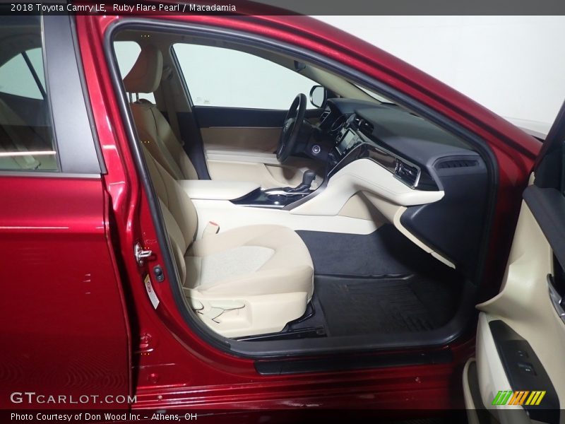 Ruby Flare Pearl / Macadamia 2018 Toyota Camry LE