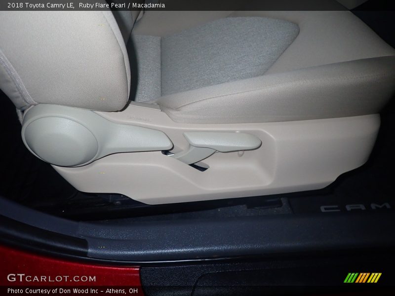 Ruby Flare Pearl / Macadamia 2018 Toyota Camry LE