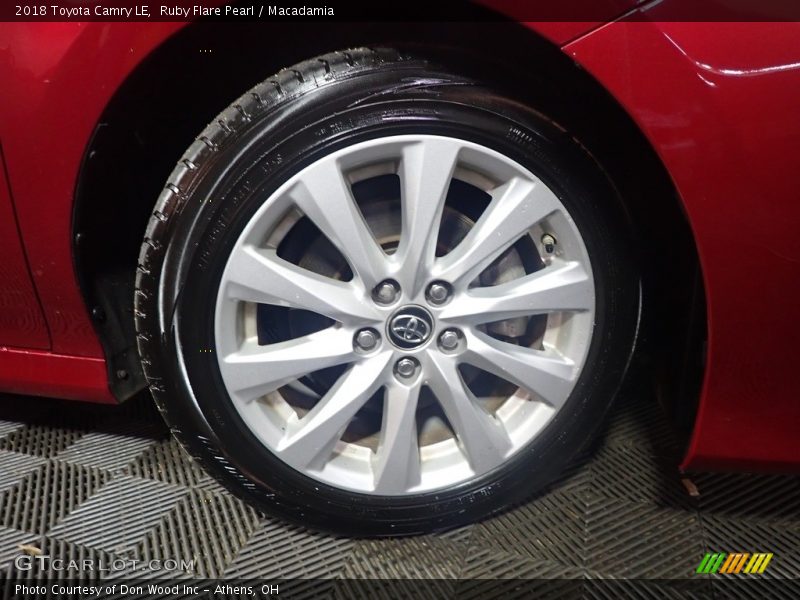 Ruby Flare Pearl / Macadamia 2018 Toyota Camry LE