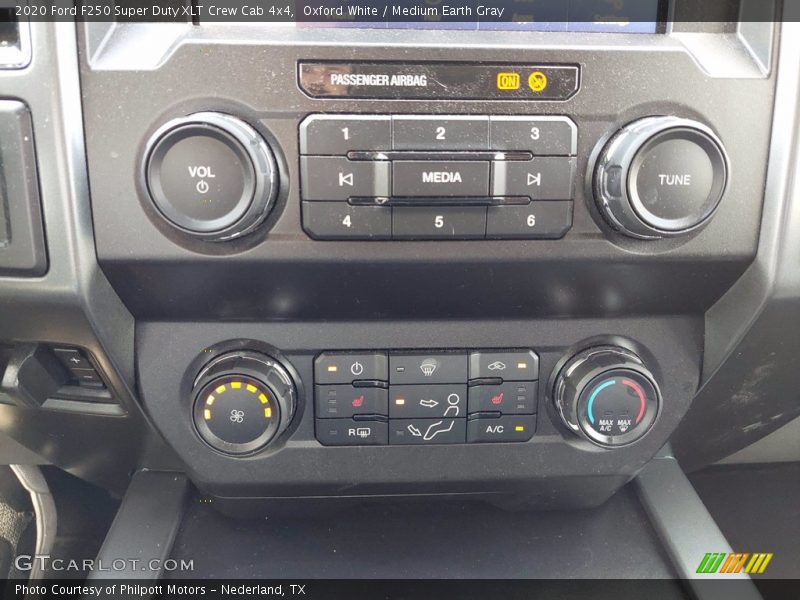 Oxford White / Medium Earth Gray 2020 Ford F250 Super Duty XLT Crew Cab 4x4