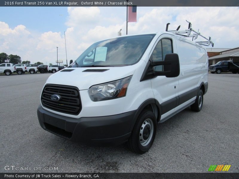 Front 3/4 View of 2016 Transit 250 Van XL LR Regular