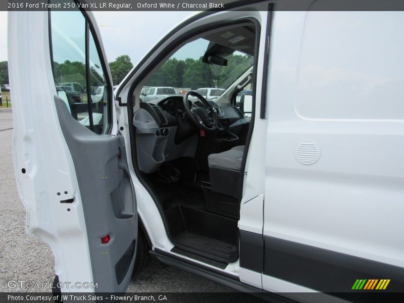 Oxford White / Charcoal Black 2016 Ford Transit 250 Van XL LR Regular