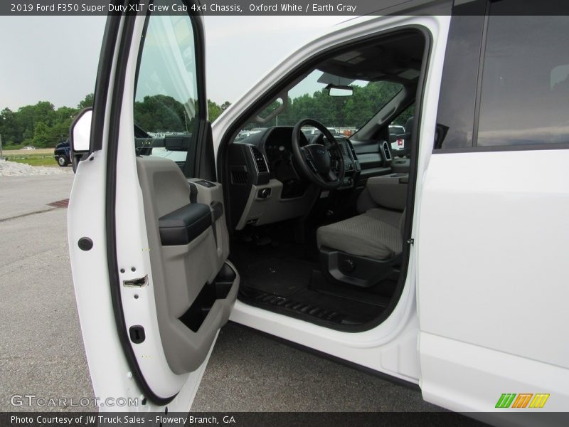 Oxford White / Earth Gray 2019 Ford F350 Super Duty XLT Crew Cab 4x4 Chassis