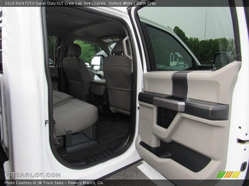 Oxford White / Earth Gray 2019 Ford F350 Super Duty XLT Crew Cab 4x4 Chassis