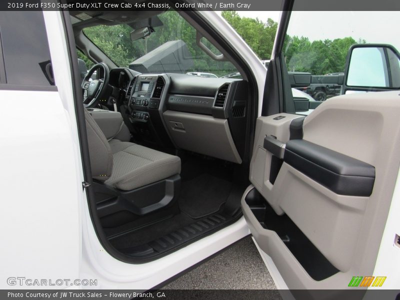 Oxford White / Earth Gray 2019 Ford F350 Super Duty XLT Crew Cab 4x4 Chassis