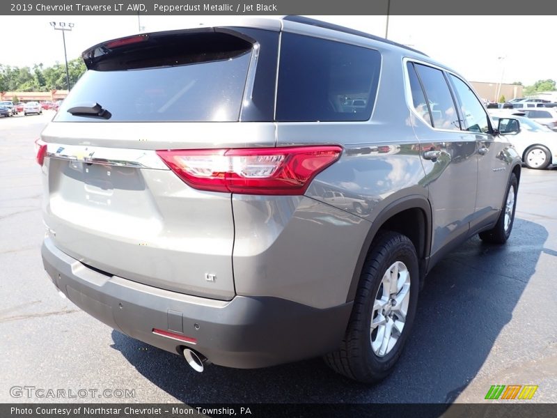 Pepperdust Metallic / Jet Black 2019 Chevrolet Traverse LT AWD