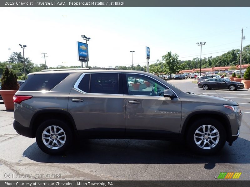 Pepperdust Metallic / Jet Black 2019 Chevrolet Traverse LT AWD