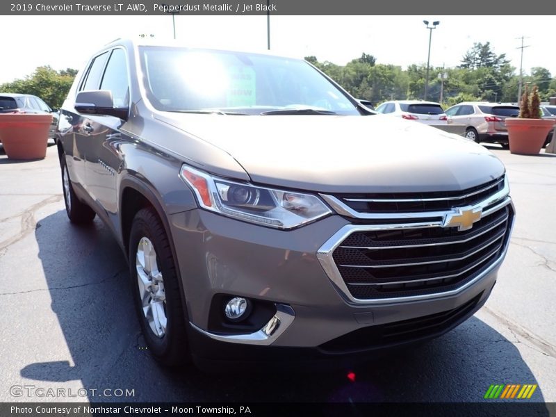 Pepperdust Metallic / Jet Black 2019 Chevrolet Traverse LT AWD