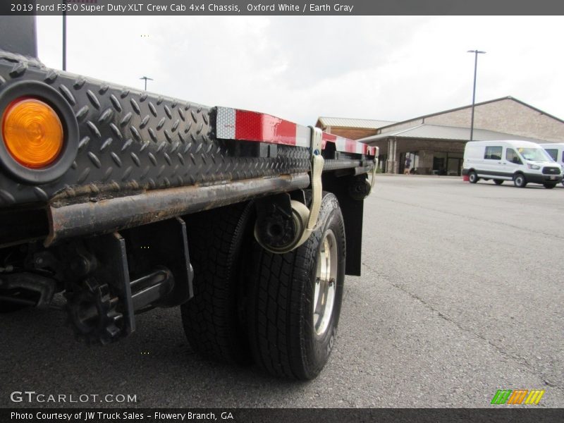 Oxford White / Earth Gray 2019 Ford F350 Super Duty XLT Crew Cab 4x4 Chassis