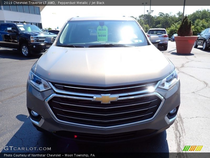 Pepperdust Metallic / Jet Black 2019 Chevrolet Traverse LT AWD