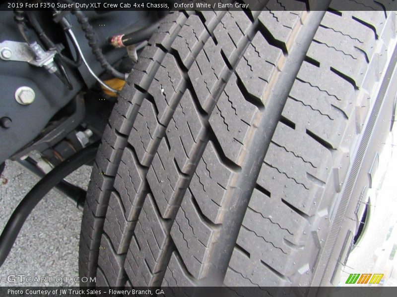 Oxford White / Earth Gray 2019 Ford F350 Super Duty XLT Crew Cab 4x4 Chassis