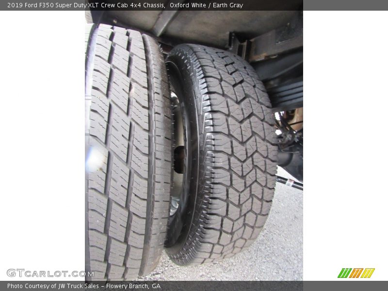 Oxford White / Earth Gray 2019 Ford F350 Super Duty XLT Crew Cab 4x4 Chassis