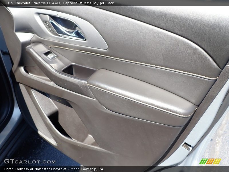 Pepperdust Metallic / Jet Black 2019 Chevrolet Traverse LT AWD