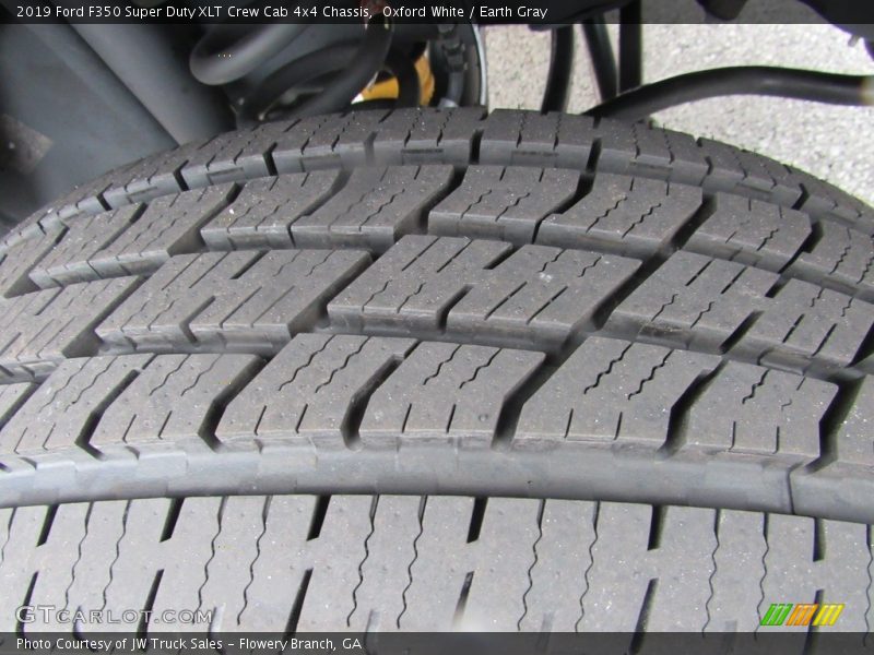 Oxford White / Earth Gray 2019 Ford F350 Super Duty XLT Crew Cab 4x4 Chassis