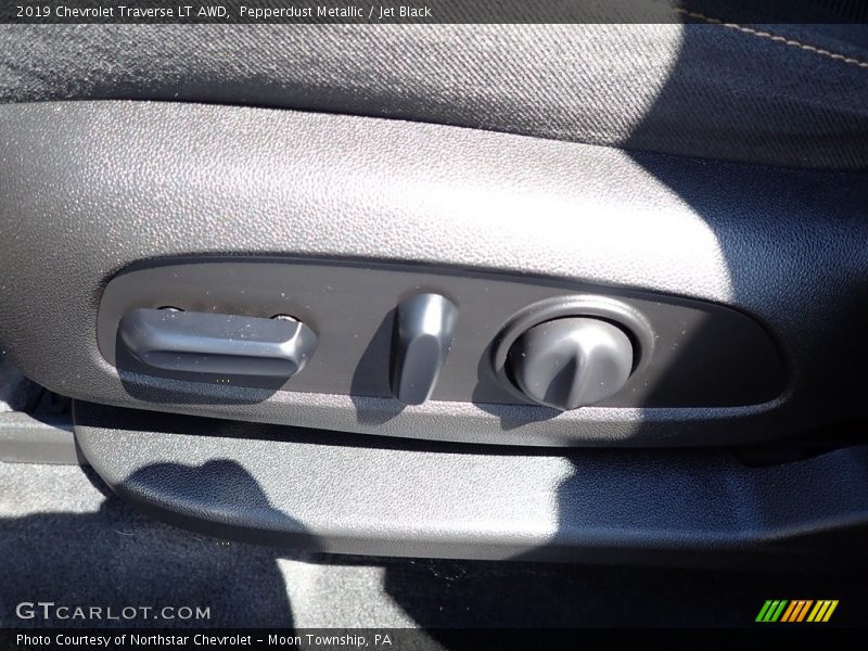 Pepperdust Metallic / Jet Black 2019 Chevrolet Traverse LT AWD