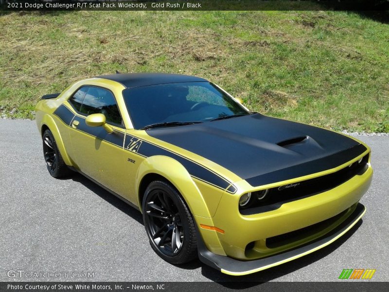 Front 3/4 View of 2021 Challenger R/T Scat Pack Widebody