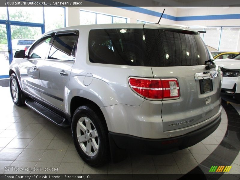 Silver Pearl / Black 2008 Saturn Outlook XE