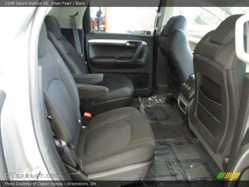 Silver Pearl / Black 2008 Saturn Outlook XE