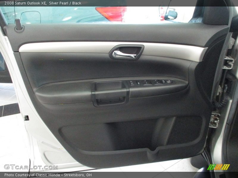 Silver Pearl / Black 2008 Saturn Outlook XE