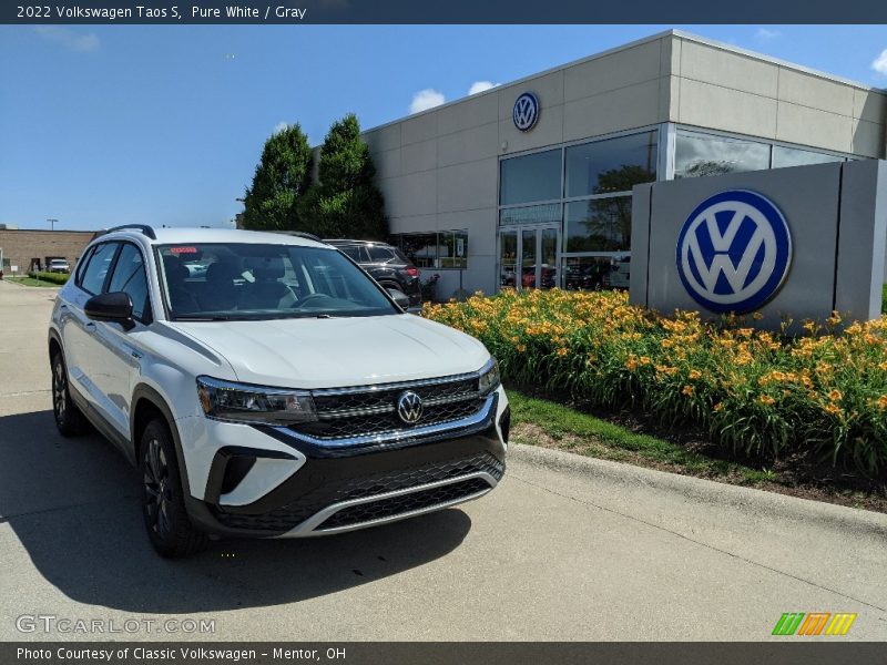 Front 3/4 View of 2022 Taos S