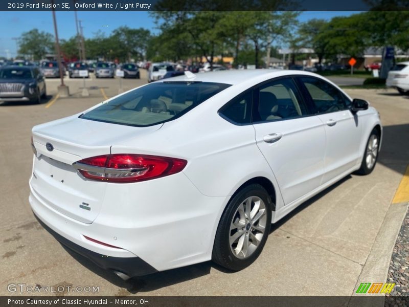 Oxford White / Light Putty 2019 Ford Fusion SE