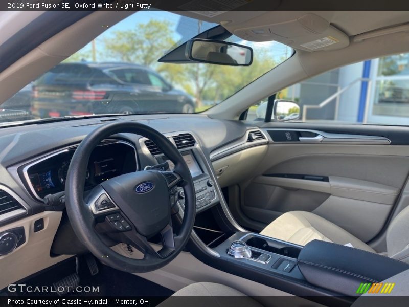 Oxford White / Light Putty 2019 Ford Fusion SE