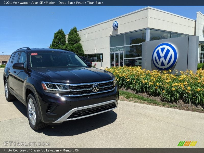 Deep Black Pearl / Titan Black 2021 Volkswagen Atlas SE 4Motion