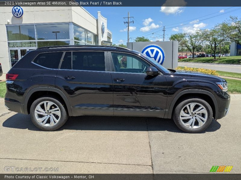 Deep Black Pearl / Titan Black 2021 Volkswagen Atlas SE 4Motion
