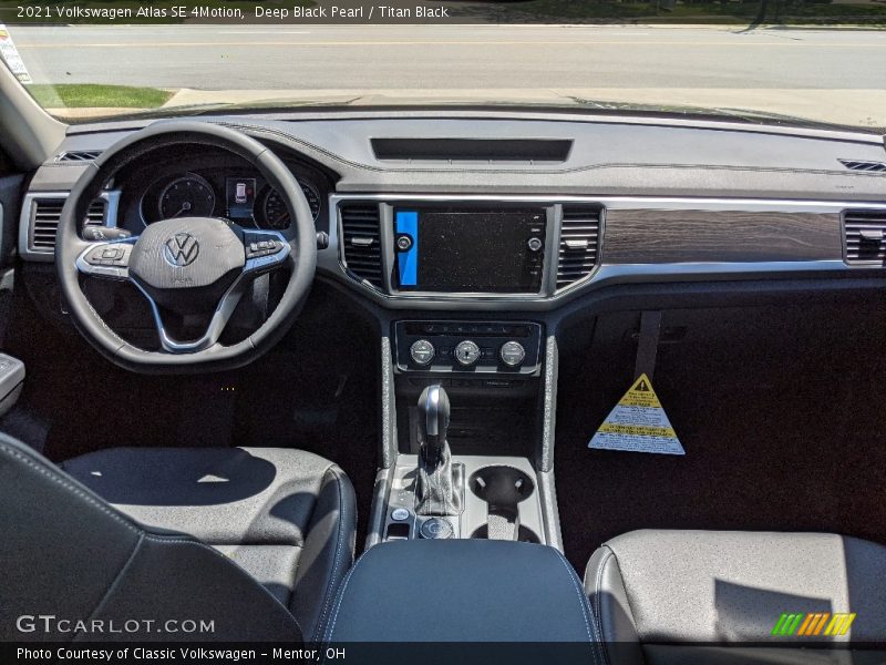 Deep Black Pearl / Titan Black 2021 Volkswagen Atlas SE 4Motion