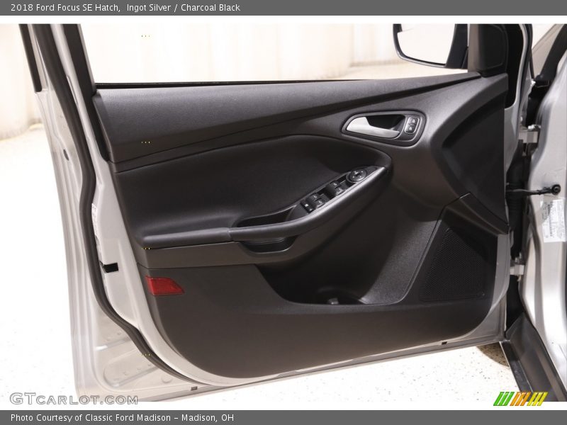 Ingot Silver / Charcoal Black 2018 Ford Focus SE Hatch