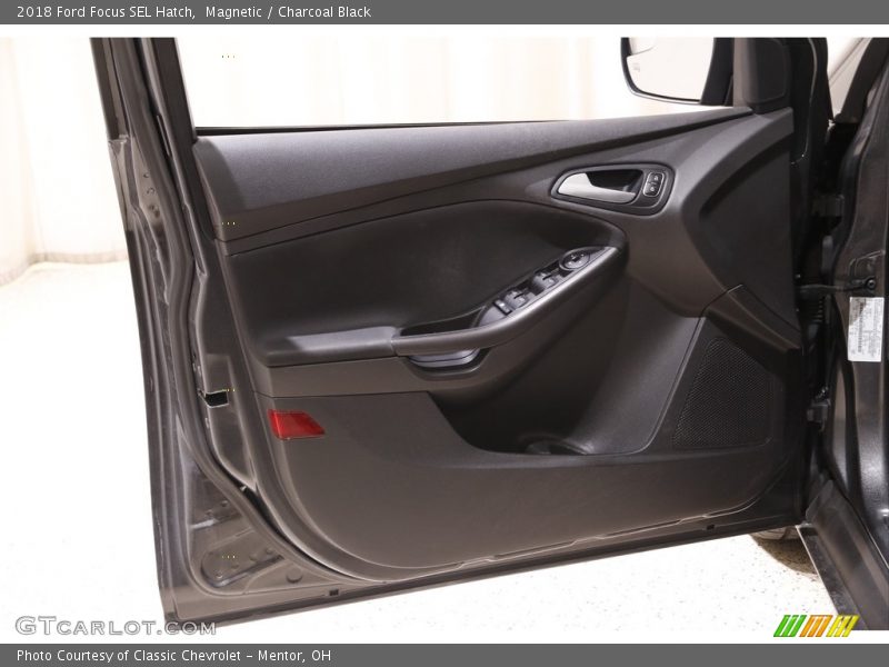 Magnetic / Charcoal Black 2018 Ford Focus SEL Hatch