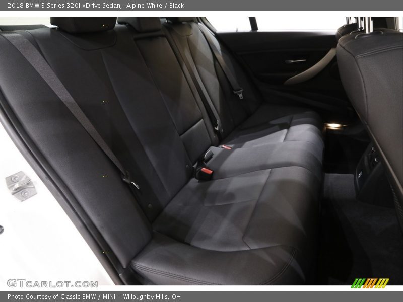 Alpine White / Black 2018 BMW 3 Series 320i xDrive Sedan